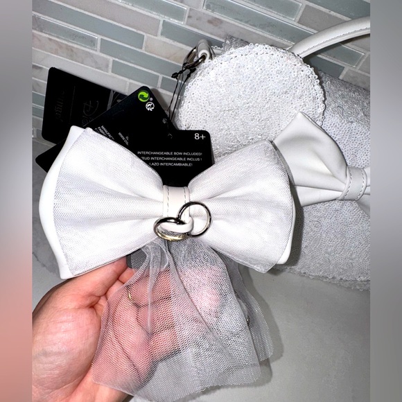 NWT Loungefly sequence white bridal Minnie Mouse crossbody - Picture 5 of 5